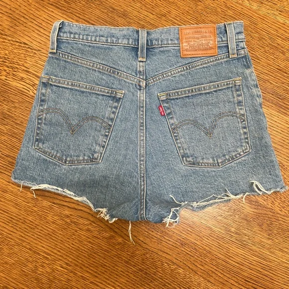 Levi’s Ribcage Denim Shorts - Picture 8 of 8
